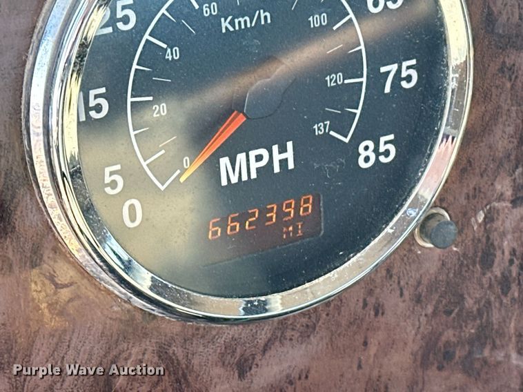 image for item EK0460 2005 International 9900i truck cab and chassis