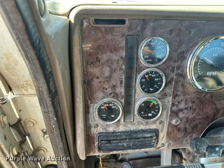 image for item EK0460 2005 International 9900i truck cab and chassis