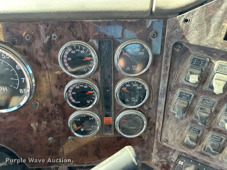 image for item EK0460 2005 International 9900i truck cab and chassis