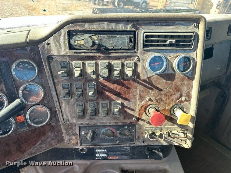 image for item EK0460 2005 International 9900i truck cab and chassis