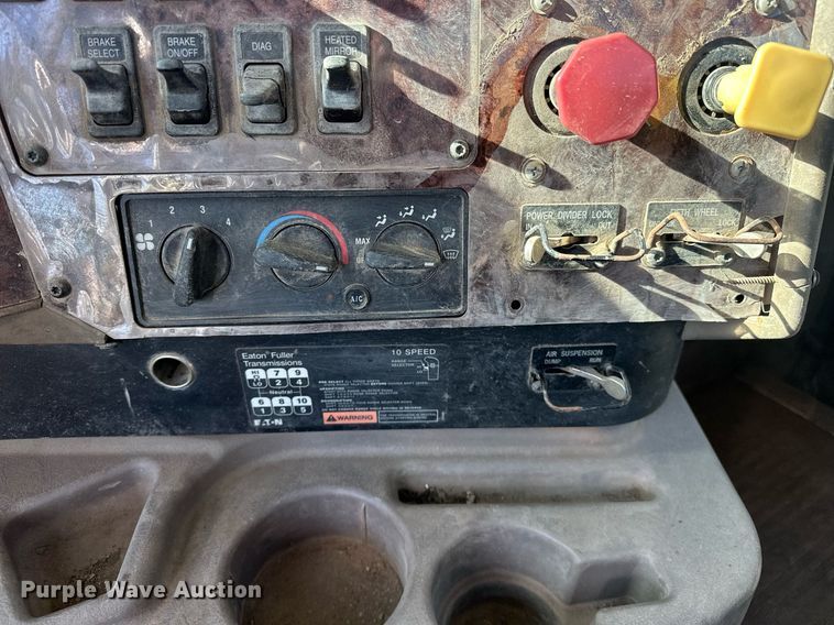 image for item EK0460 2005 International 9900i truck cab and chassis