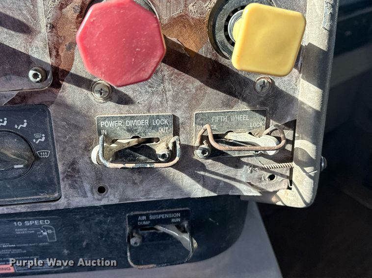 image for item EK0460 2005 International 9900i truck cab and chassis