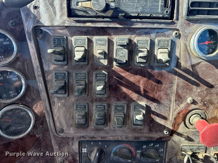 image for item EK0460 2005 International 9900i truck cab and chassis