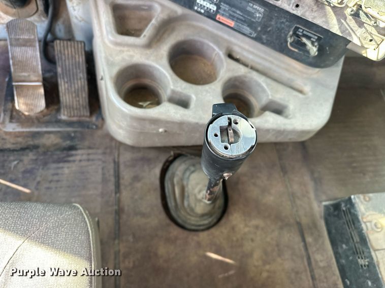 image for item EK0460 2005 International 9900i truck cab and chassis