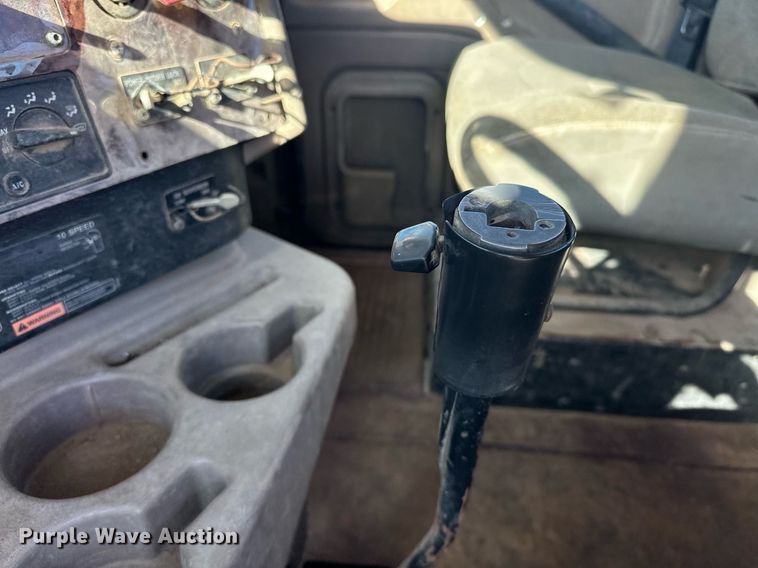 image for item EK0460 2005 International 9900i truck cab and chassis