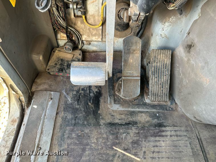 image for item EK0460 2005 International 9900i truck cab and chassis