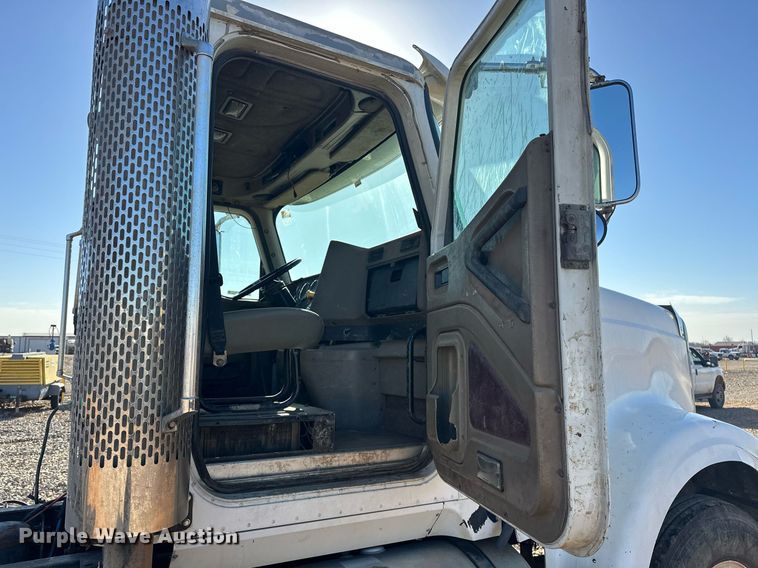 image for item EK0460 2005 International 9900i truck cab and chassis