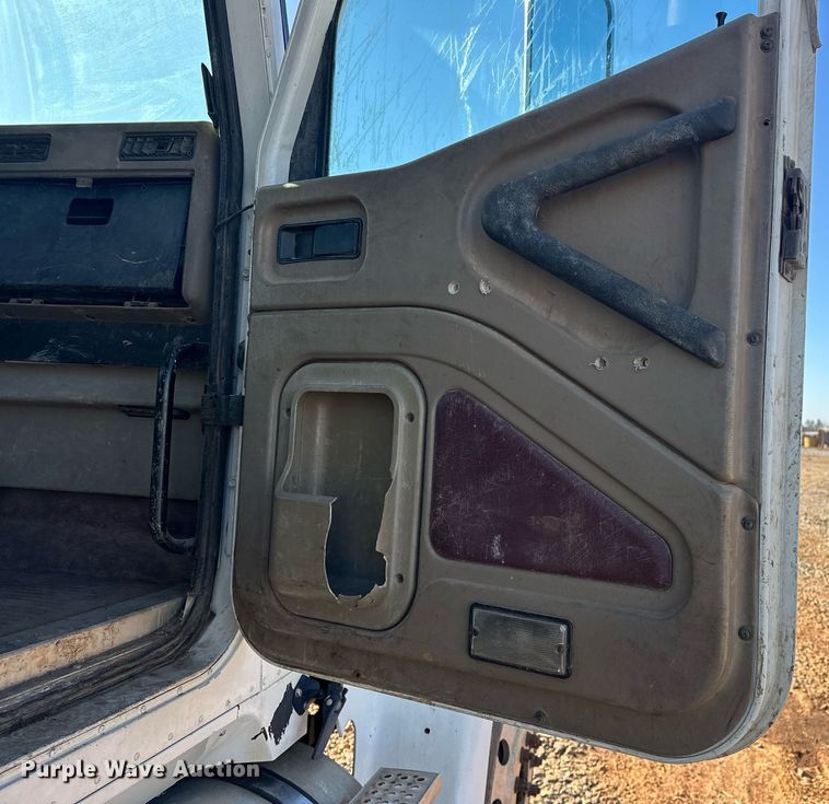 image for item EK0460 2005 International 9900i truck cab and chassis