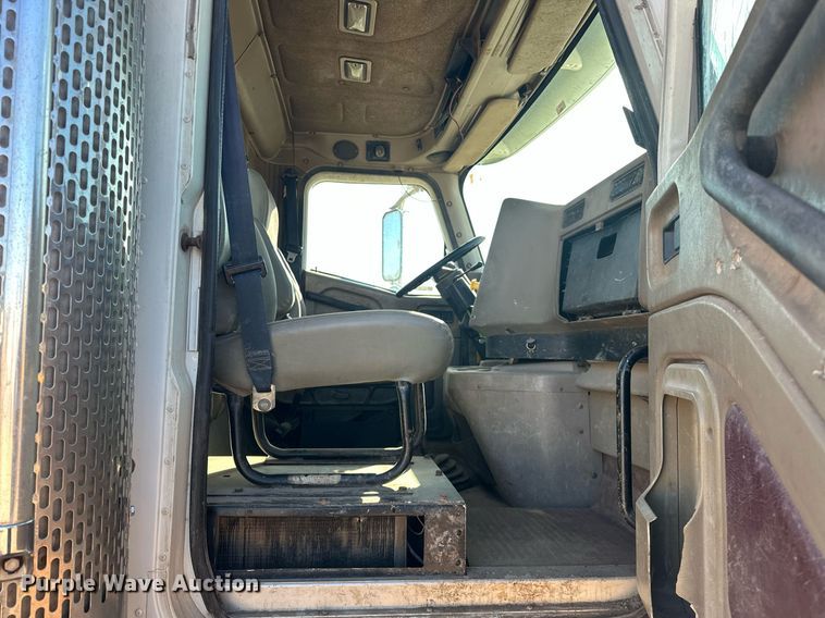 image for item EK0460 2005 International 9900i truck cab and chassis