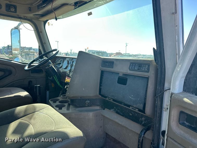 image for item EK0460 2005 International 9900i truck cab and chassis