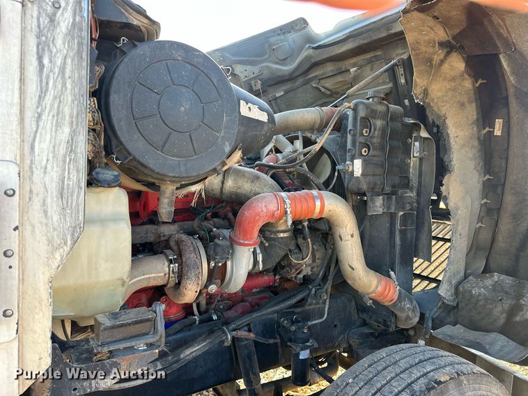 image for item EK0460 2005 International 9900i truck cab and chassis