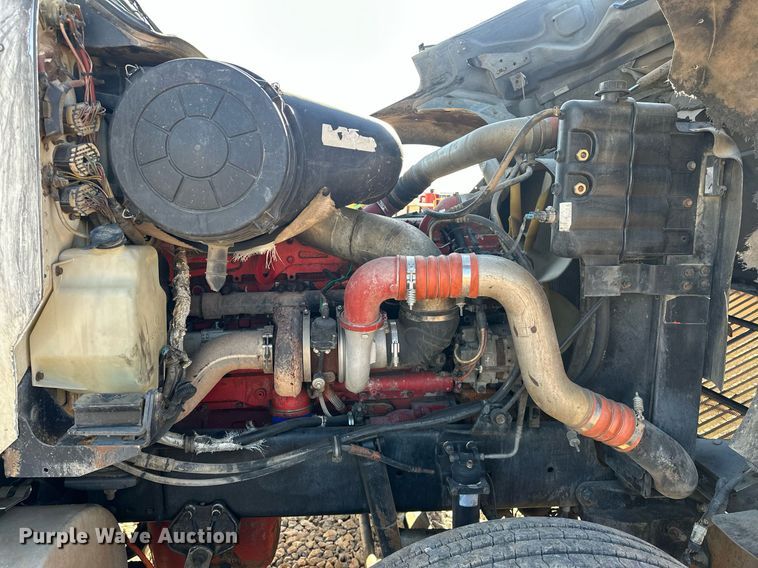 image for item EK0460 2005 International 9900i truck cab and chassis