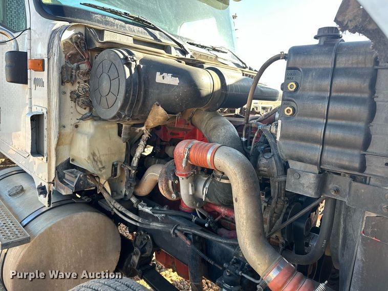 image for item EK0460 2005 International 9900i truck cab and chassis