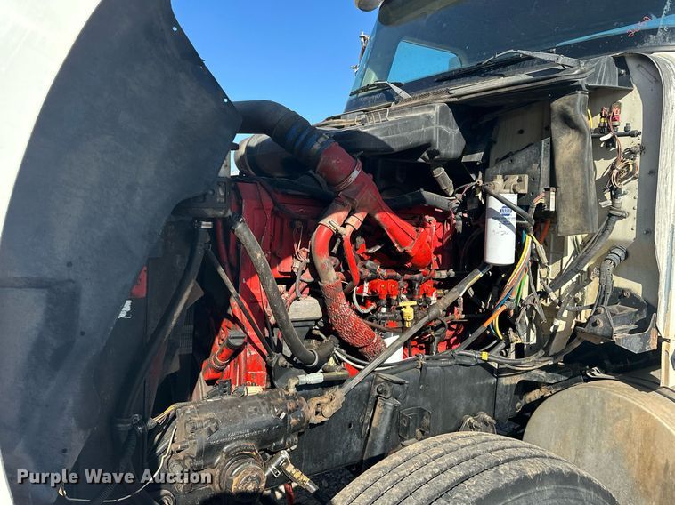 image for item EK0460 2005 International 9900i truck cab and chassis