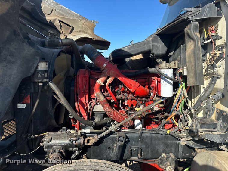 image for item EK0460 2005 International 9900i truck cab and chassis