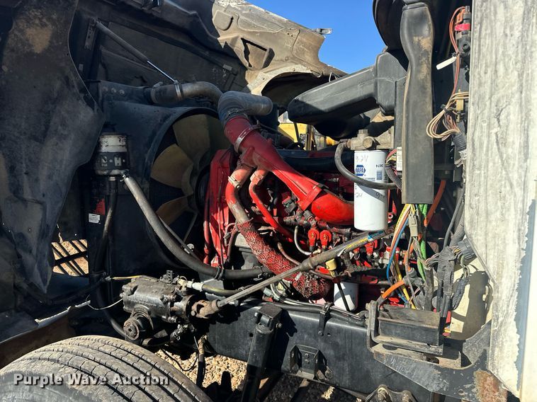 image for item EK0460 2005 International 9900i truck cab and chassis