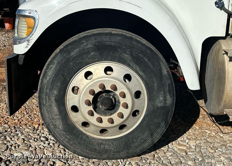 image for item EK0460 2005 International 9900i truck cab and chassis