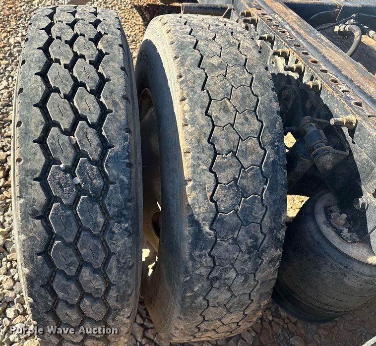 image for item EK0460 2005 International 9900i truck cab and chassis