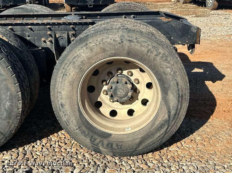 image for item EK0460 2005 International 9900i truck cab and chassis