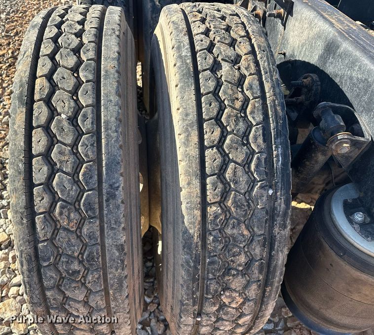 image for item EK0460 2005 International 9900i truck cab and chassis