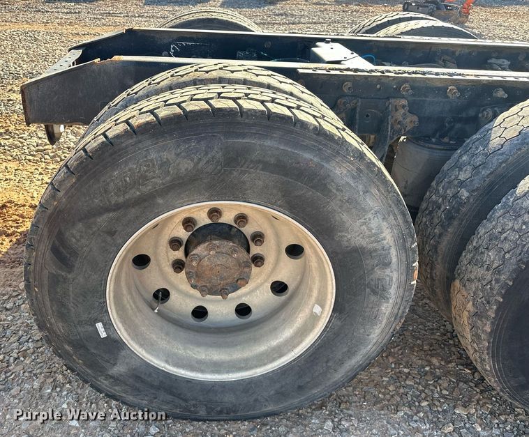 image for item EK0460 2005 International 9900i truck cab and chassis