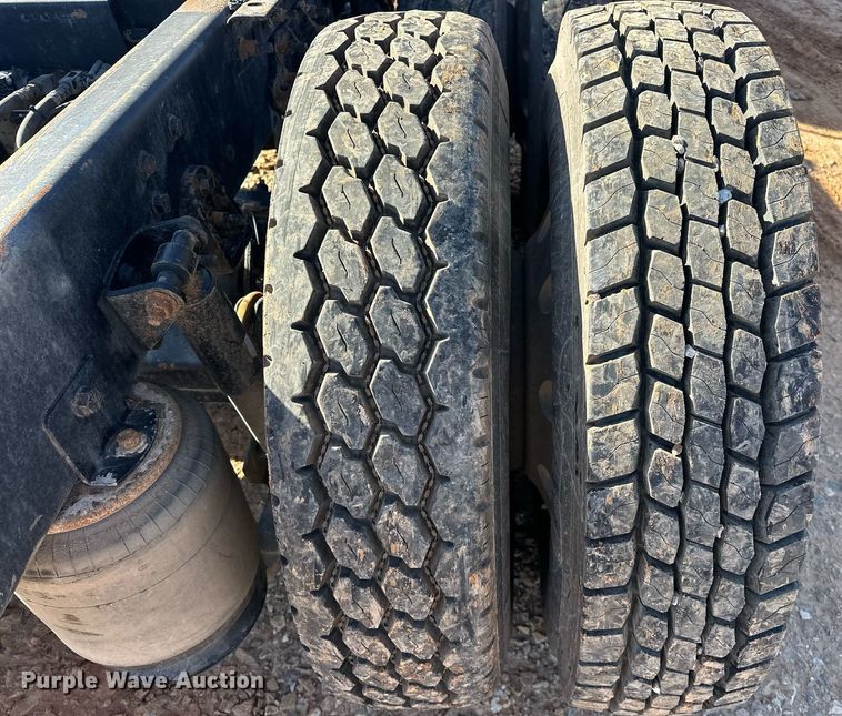 image for item EK0460 2005 International 9900i truck cab and chassis