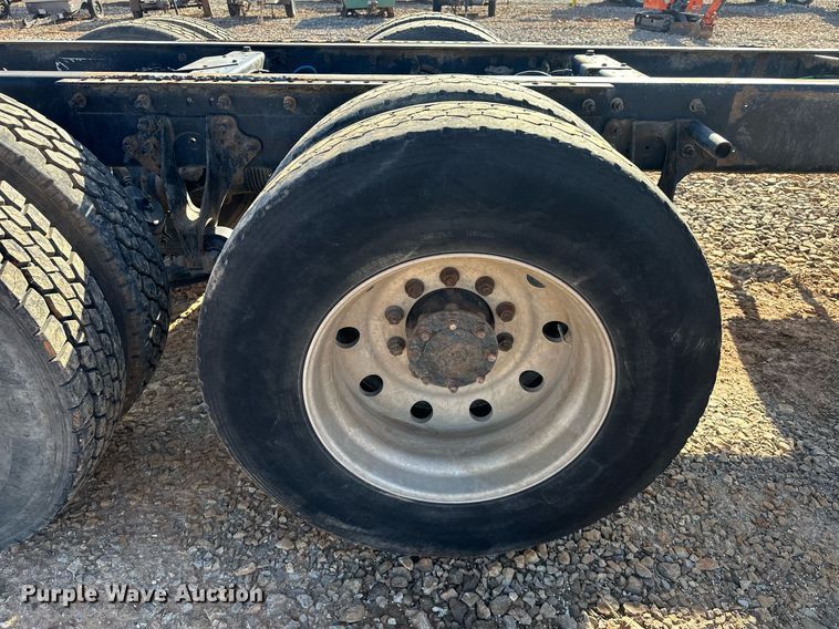 image for item EK0460 2005 International 9900i truck cab and chassis