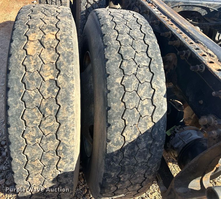 image for item EK0460 2005 International 9900i truck cab and chassis