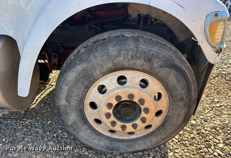 image for item EK0460 2005 International 9900i truck cab and chassis