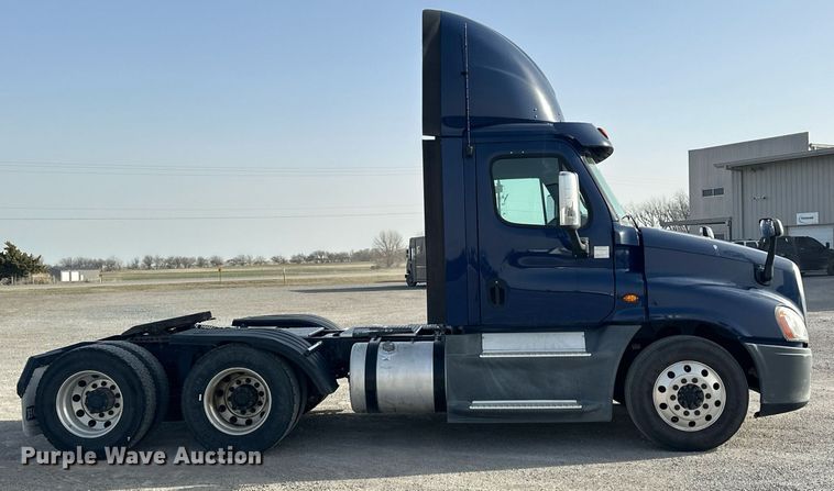 image for item EK0519 2017 Freightliner Cascadia semi truck