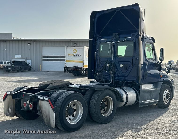 image for item EK0519 2017 Freightliner Cascadia semi truck