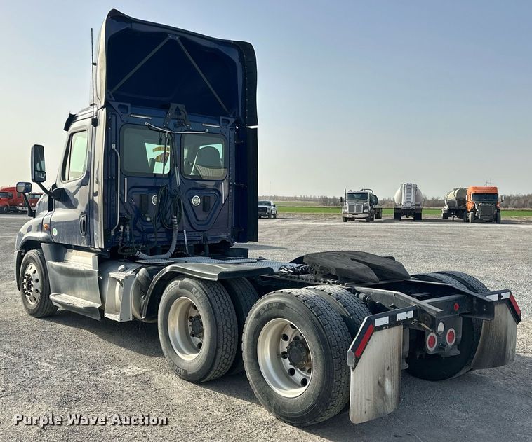 image for item EK0519 2017 Freightliner Cascadia semi truck