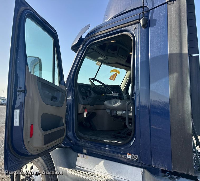 image for item EK0519 2017 Freightliner Cascadia semi truck