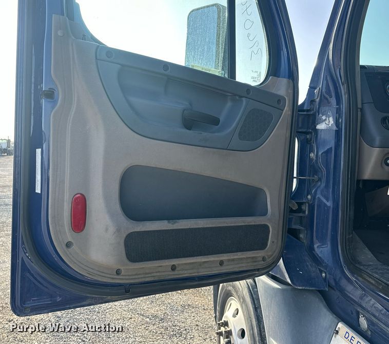 image for item EK0519 2017 Freightliner Cascadia semi truck