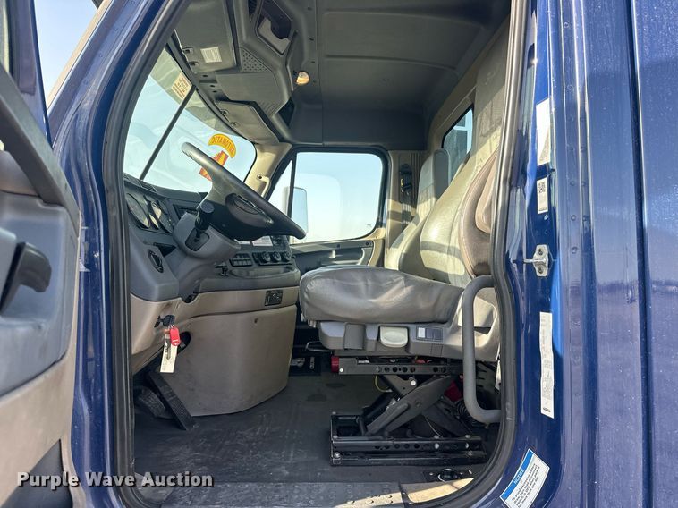 image for item EK0519 2017 Freightliner Cascadia semi truck