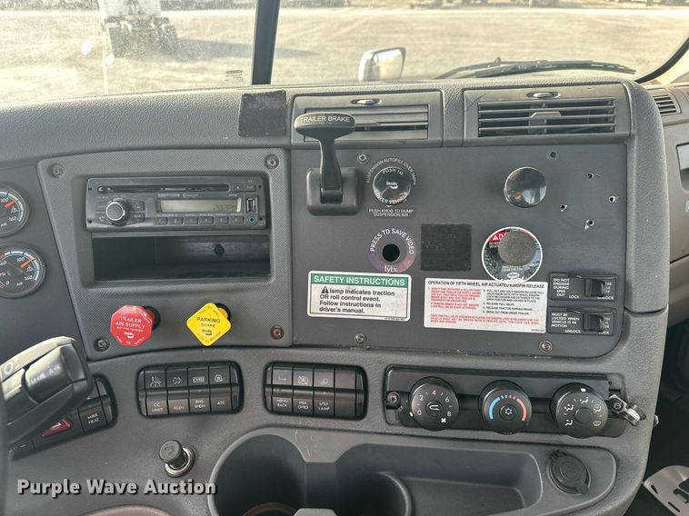 image for item EK0519 2017 Freightliner Cascadia semi truck