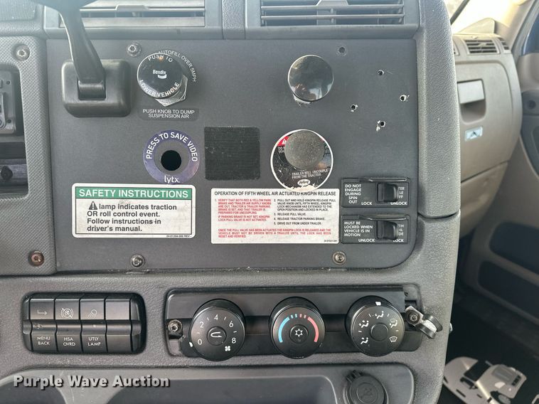 image for item EK0519 2017 Freightliner Cascadia semi truck