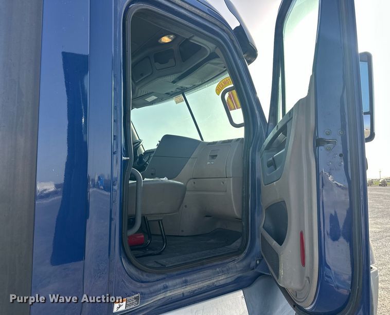 image for item EK0519 2017 Freightliner Cascadia semi truck