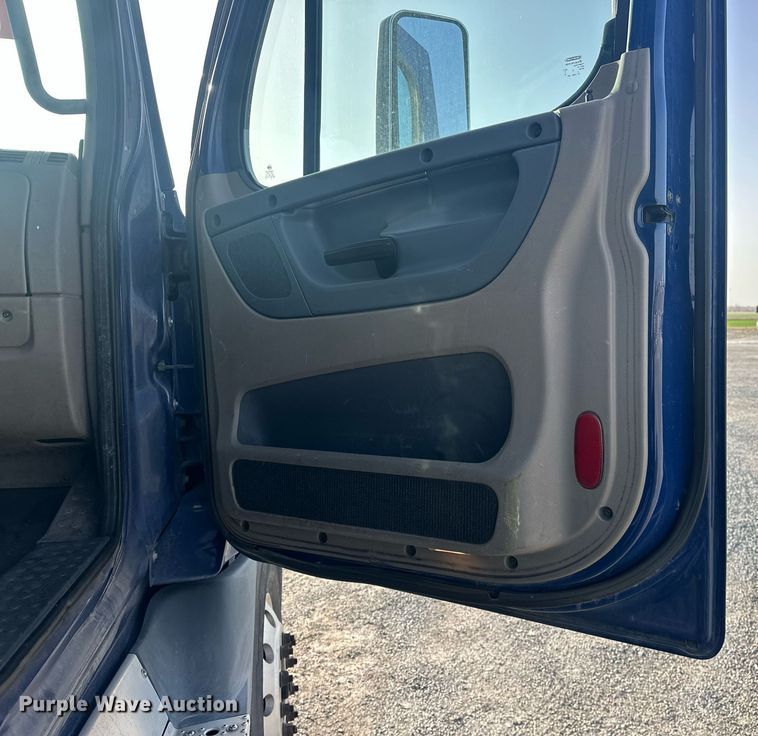 image for item EK0519 2017 Freightliner Cascadia semi truck