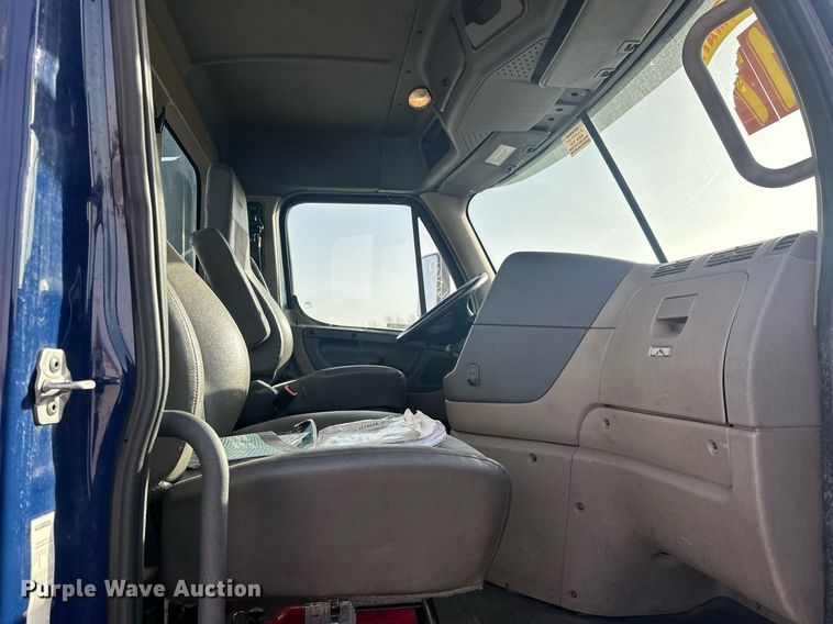 image for item EK0519 2017 Freightliner Cascadia semi truck