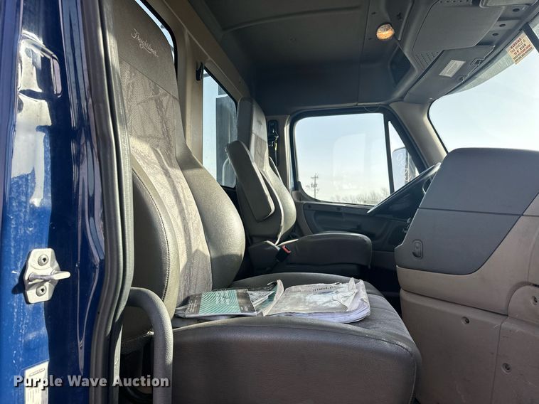 image for item EK0519 2017 Freightliner Cascadia semi truck