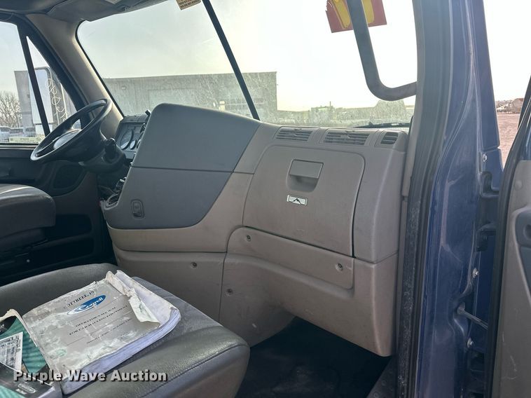 image for item EK0519 2017 Freightliner Cascadia semi truck