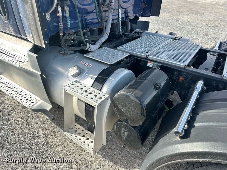 image for item EK0519 2017 Freightliner Cascadia semi truck