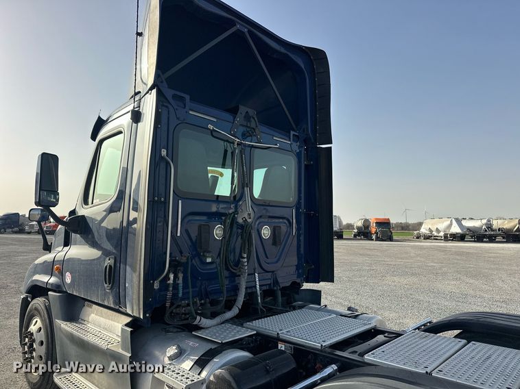 image for item EK0519 2017 Freightliner Cascadia semi truck
