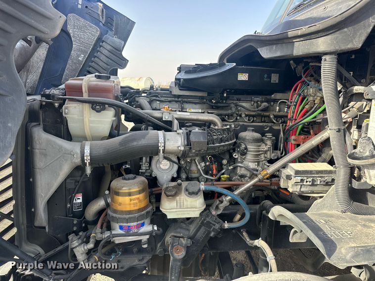 image for item EK0519 2017 Freightliner Cascadia semi truck