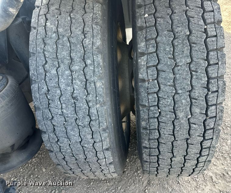 image for item EK0519 2017 Freightliner Cascadia semi truck