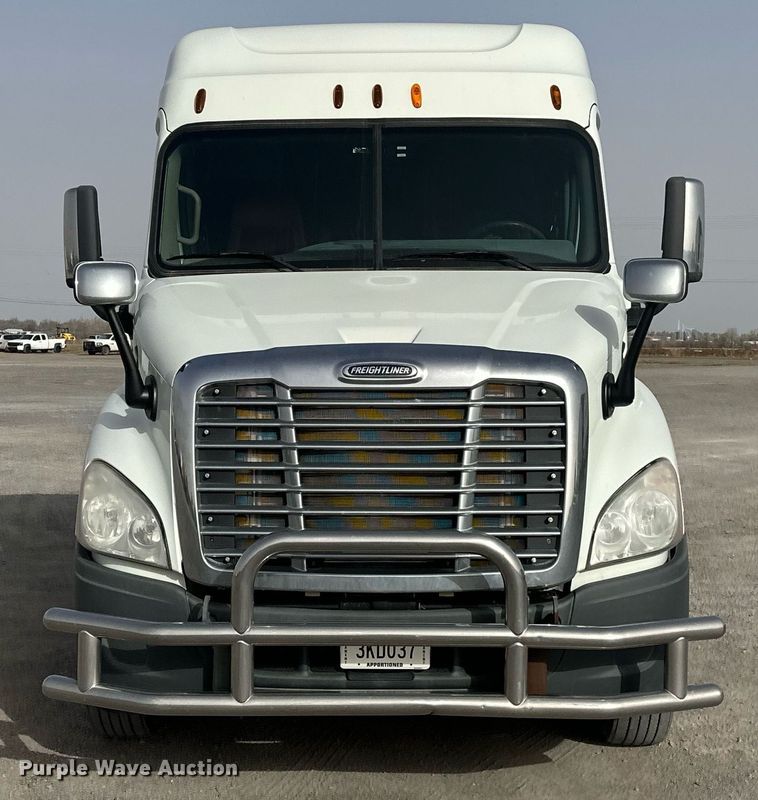 image for item EK0520 2014 Freightliner Cascadia semi truck