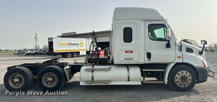 image for item EK0520 2014 Freightliner Cascadia semi truck