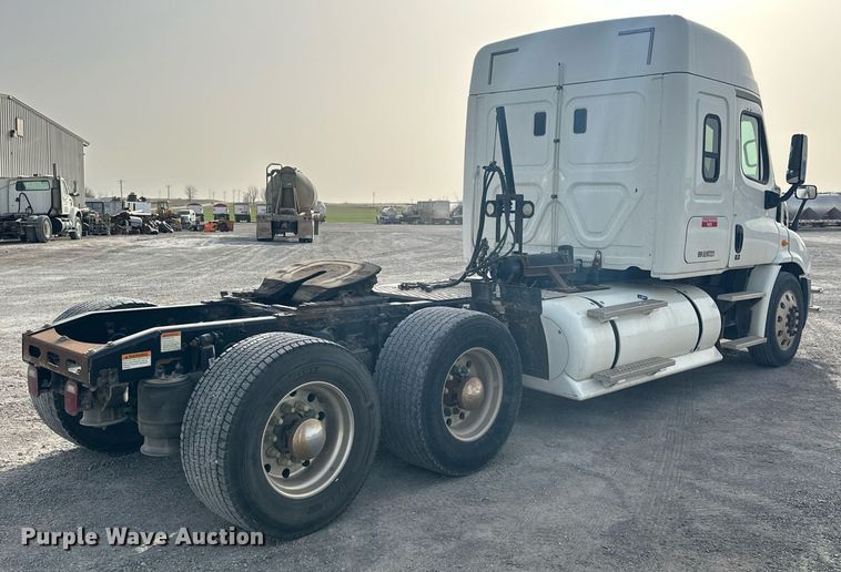 image for item EK0520 2014 Freightliner Cascadia semi truck