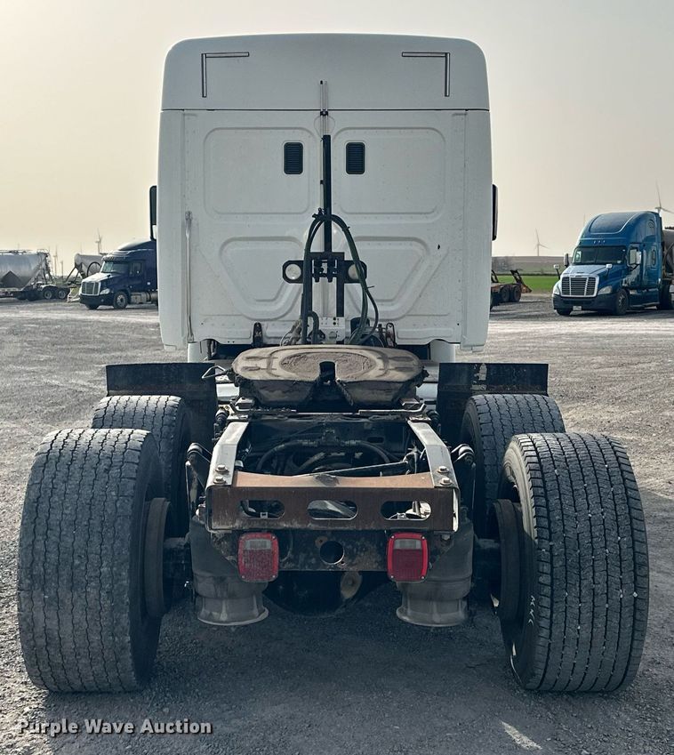 image for item EK0520 2014 Freightliner Cascadia semi truck